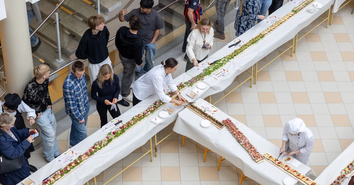 FOTOD ⟩ Tallinna teeninduskoolis tähistati leivapäeva rekordpika võileivaga