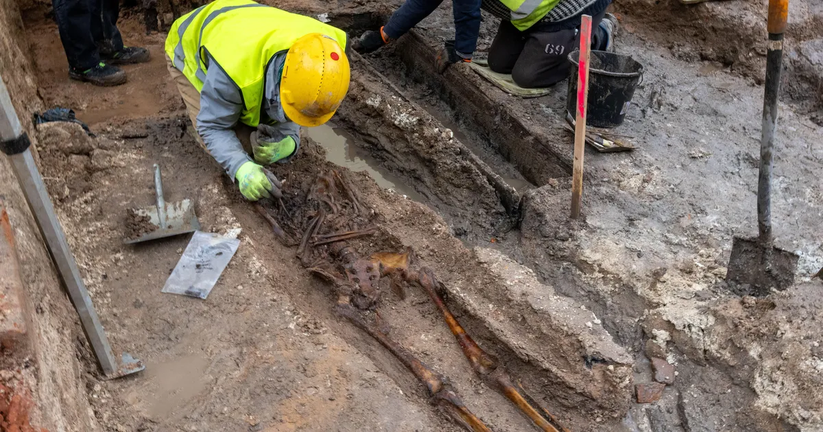 GALERII ⟩ Arheoloogid on Tartu kesklinnas kunagise kiriku surnuaialt välja kaevanud üle kahesaja luukere