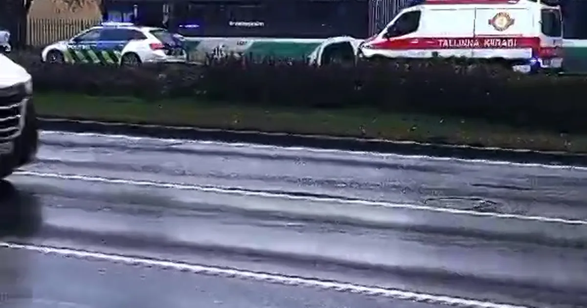 VIDEO ⟩ Tallinnas sõitis auto bussile tagant sisse