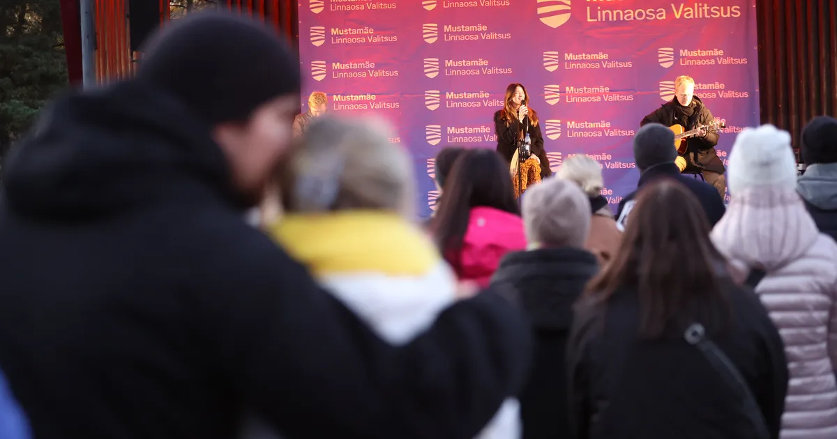 GALERII ⟩ Üks viimaseid enne beebipuhkust! Eda-Ines Etti kontsert Männi pargis rõõmustas mustamäelasi