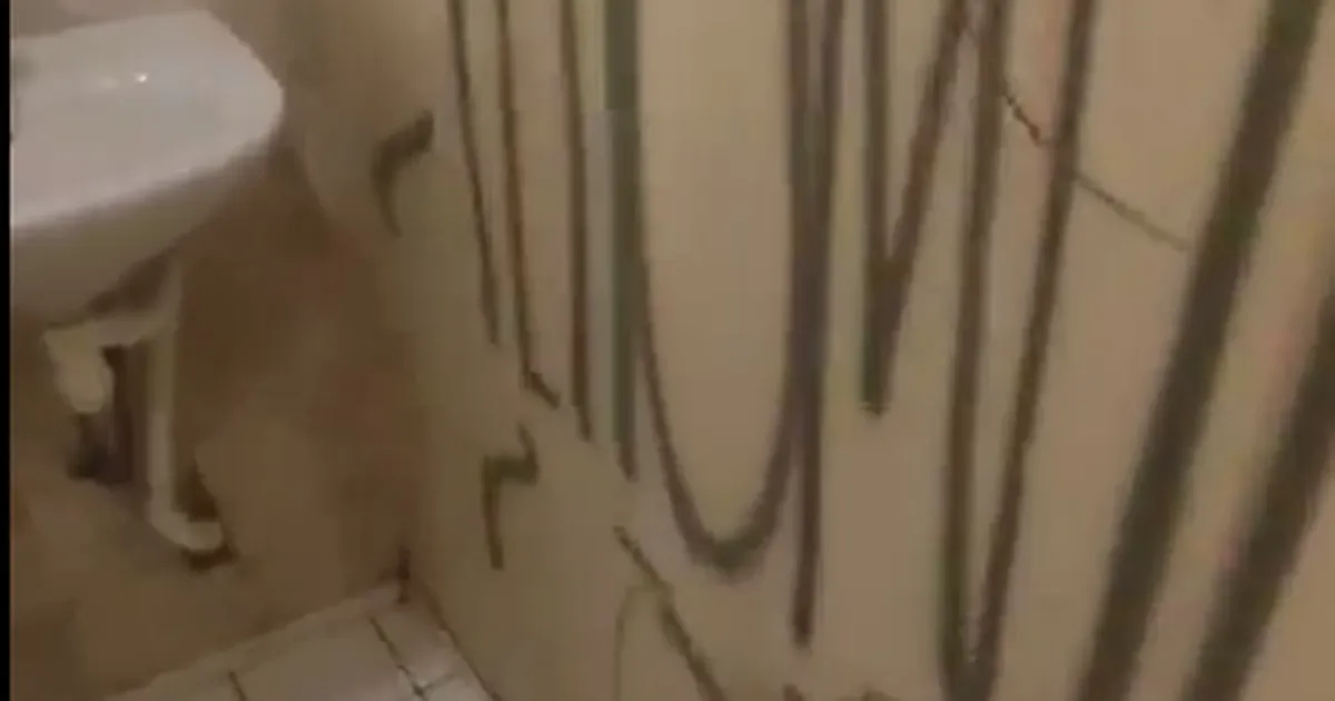 VIDEO ⟩ «Kodutu magab vetsus ja maas vedelevad süstlad!» Tallinna büroohoone tualettruum tekitab rahulolematust