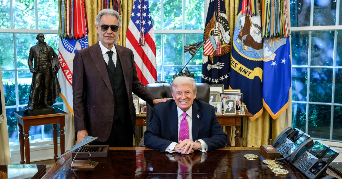 TENOR OVAALKABINETIS ⟩ Itaalia suurim ooperitäht käis Trumpile Valges Majas laulmas