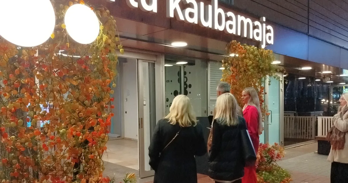 FOTOD JA VIDEO ⟩ Punane vaip ja suur melu! Tartu Kaubamajja kogunes reede hilisõhtul rohkelt rahvast