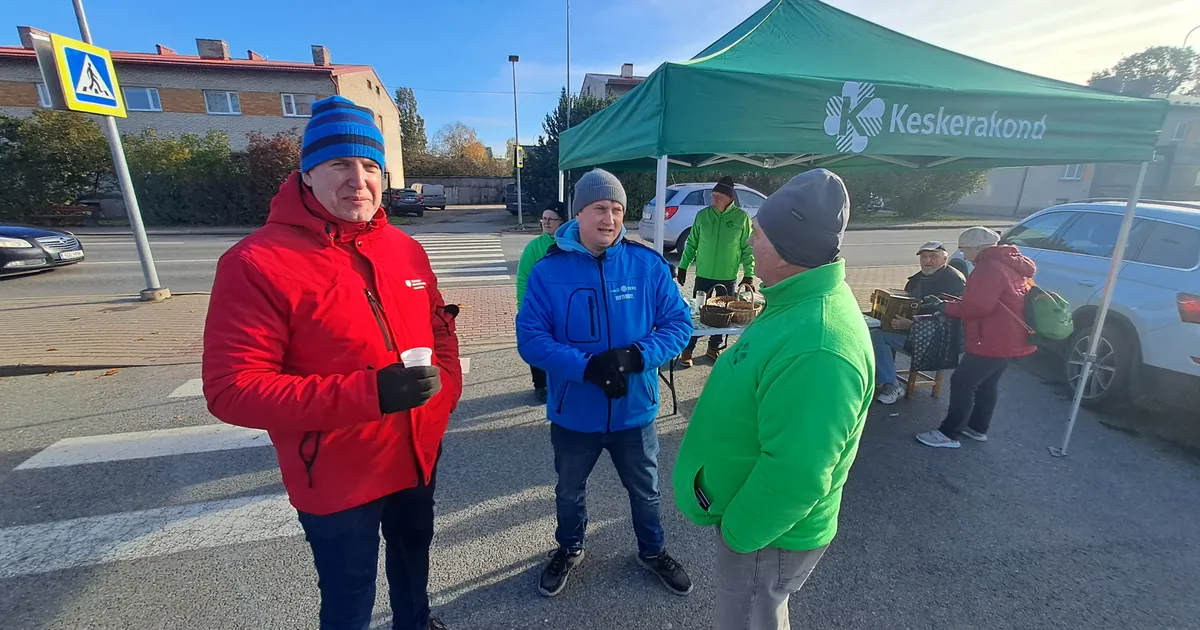 REPORTAAŽ ⟩ Parteide kandidaadid piirasid Võrus turuvärava sisse, et rahvast kostitada