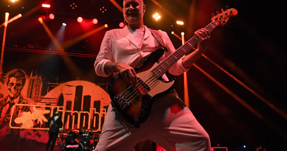 OOTAMAT SURM ⟩ Tuntud muusik lamas oma kodus vereloigus