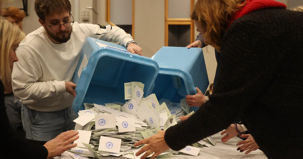 FOTOD ⟩ Sõle spordikeskuses loetakse üle väljaspool valimisringkonda antud hääled