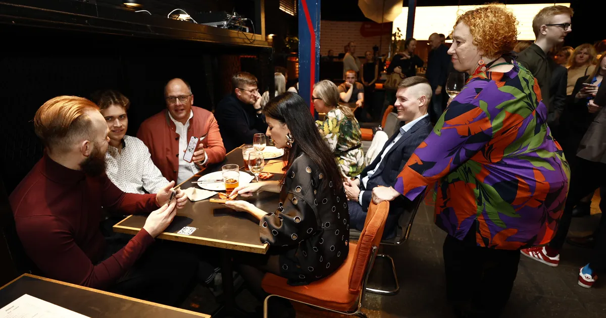 FOTOD ⟩ Parempoolsed ootavad valimistulemusi F-hoones