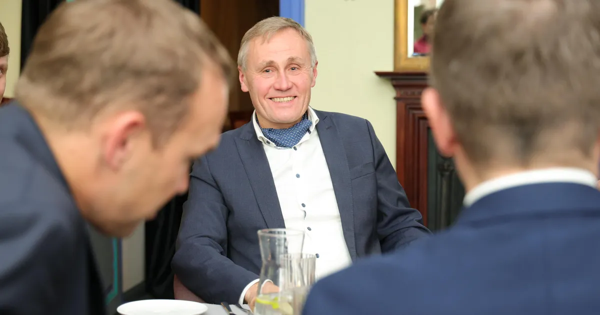 Võimutants algas. Tartu isamaalased ootavad raekojas riburada kosilasi