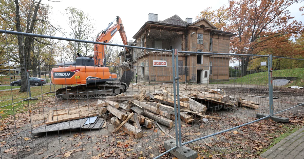 PILDID ⟩ Kliinikumi vana puitmaja kaob