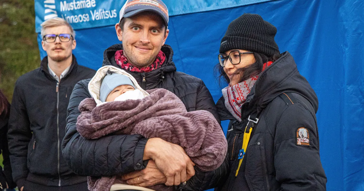 PILTUUDIS ⟩ «Armastuse maleva» Jaan väisas kallima ja pisipojaga hoovikontserti