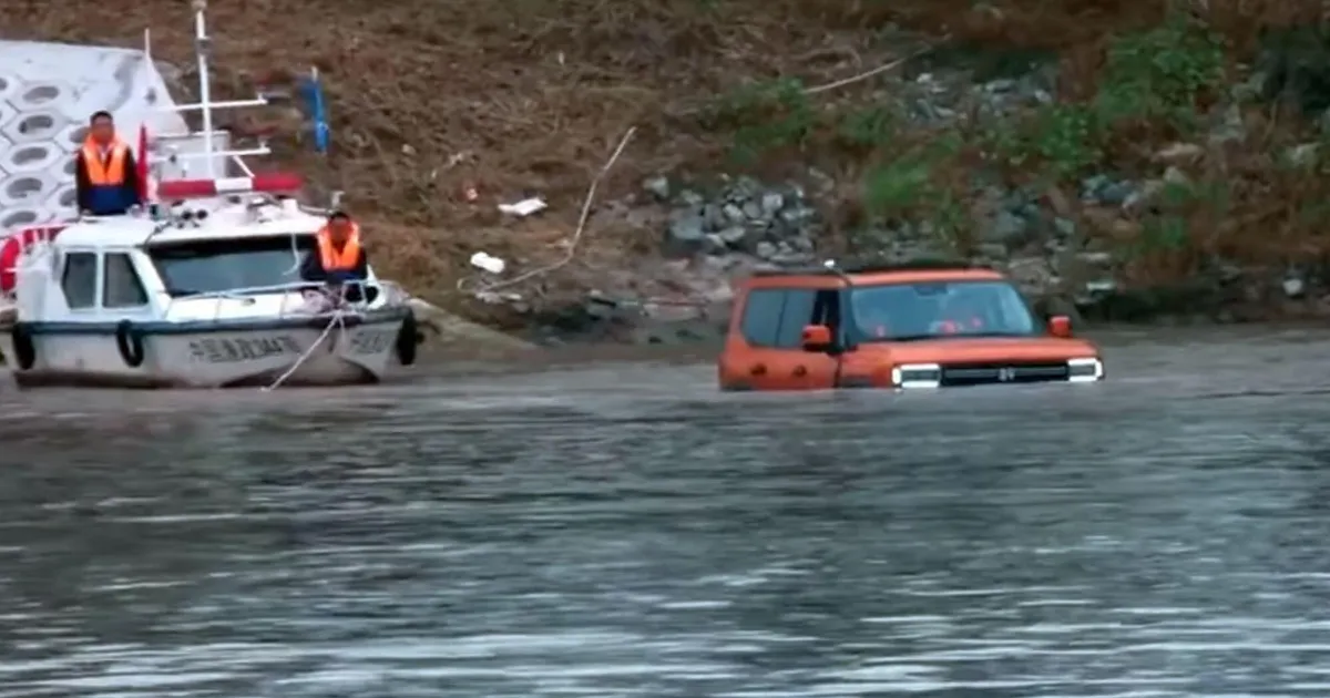 Hiinas pandi maastur ujuma — ja see ületaski laia jõe