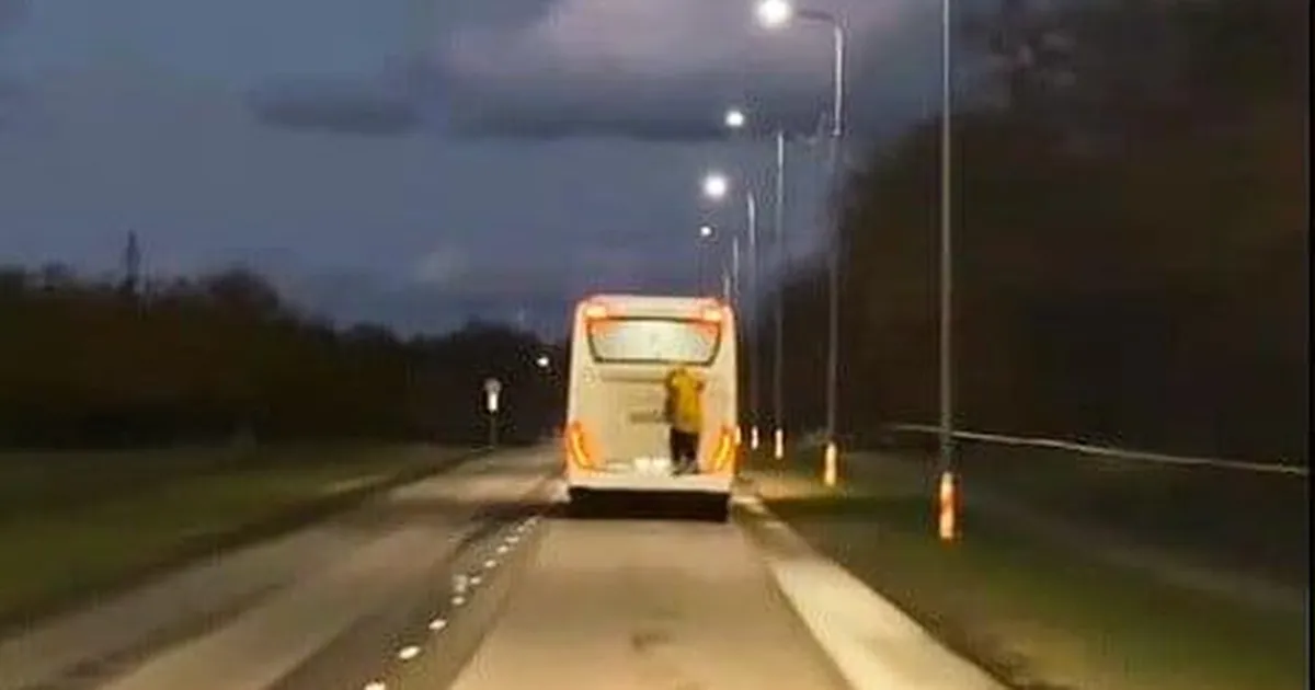 VIDEO ⟩ Tallinnas märgati noort inimest ebaharilikul viisil bussiga sõitmas. Politsei: selline käitumine on äärmiselt ohtlik