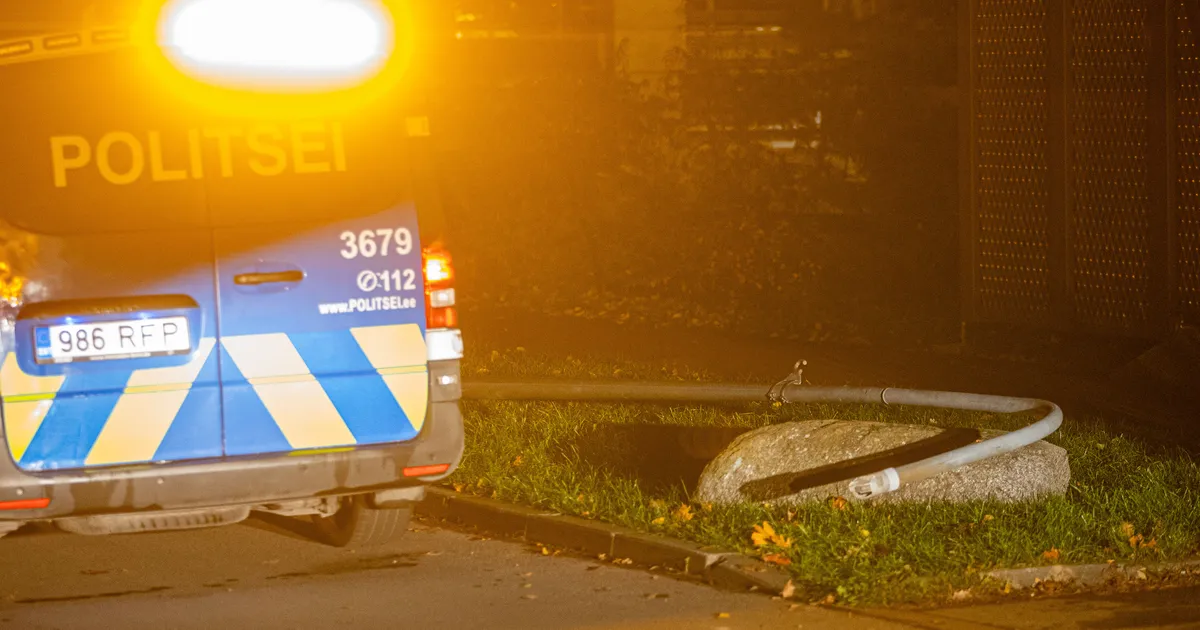 FOTOD ⟩ Joobes juht sõitis Mustamäel posti pikali ja põgenes sündmuskohalt