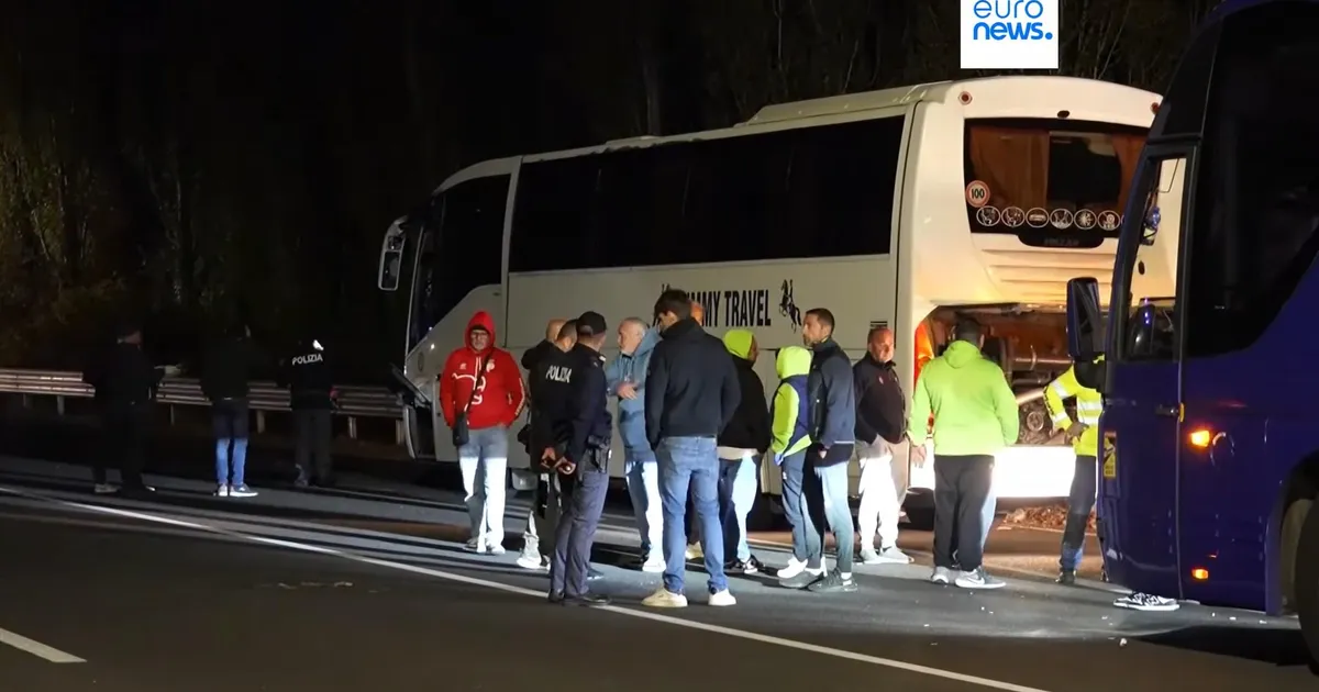 TRAGÖÖDIA KORVPALLIS ⟩ Itaalias rünnati pärast matši korvpallimeeskonna bussi ja tapeti kiviviskega bussijuht