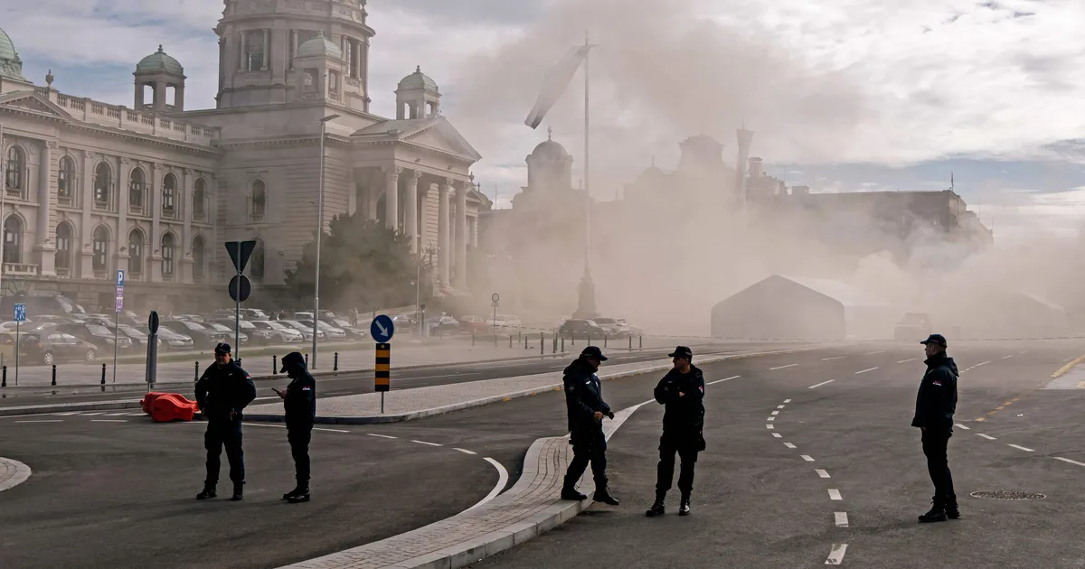 Serbia parlamendi ees puhkes tulekahju ja kostsid lasud