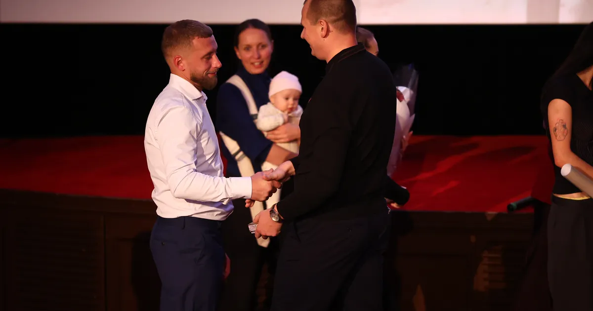 GALERII ⟩ Esilinastus rindemeedikust vabatahtliku lugu «Sinikollane», kaasa tuli elama rõõmus publik