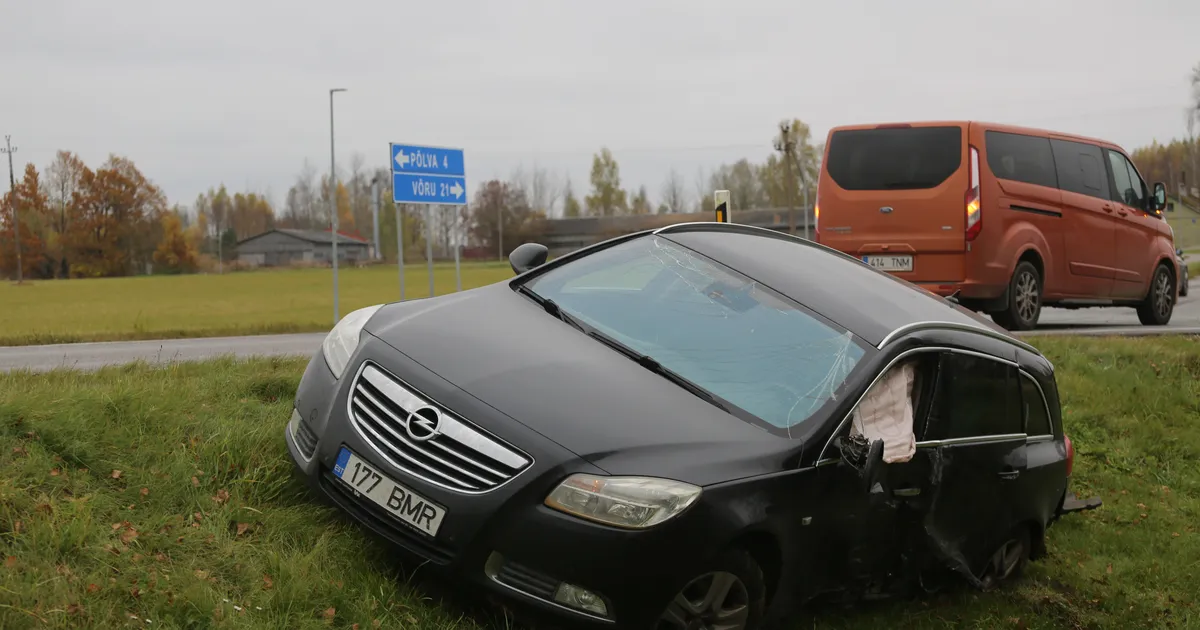 KOHAPEALT ⟩ Võru-Põlva teel veokile ette keeranud Opeli sõit lõppes kraavis