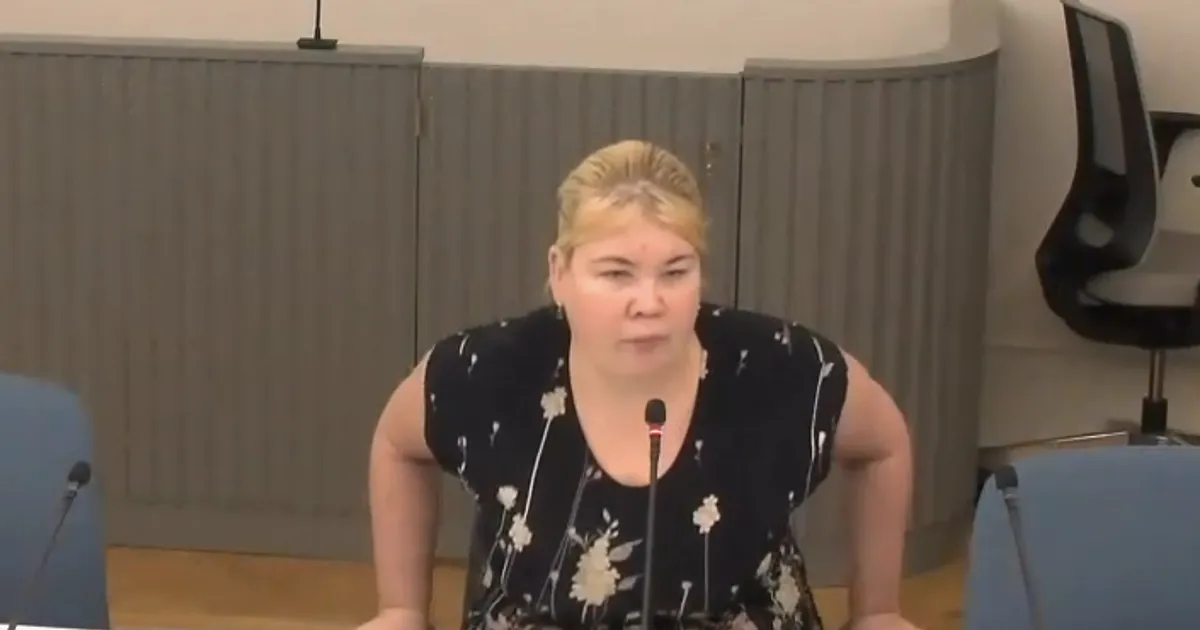 «T*ra te olete värdjad!» Värvika taustaga Evelin mõiseti politseinike solvamise eest trellide taha