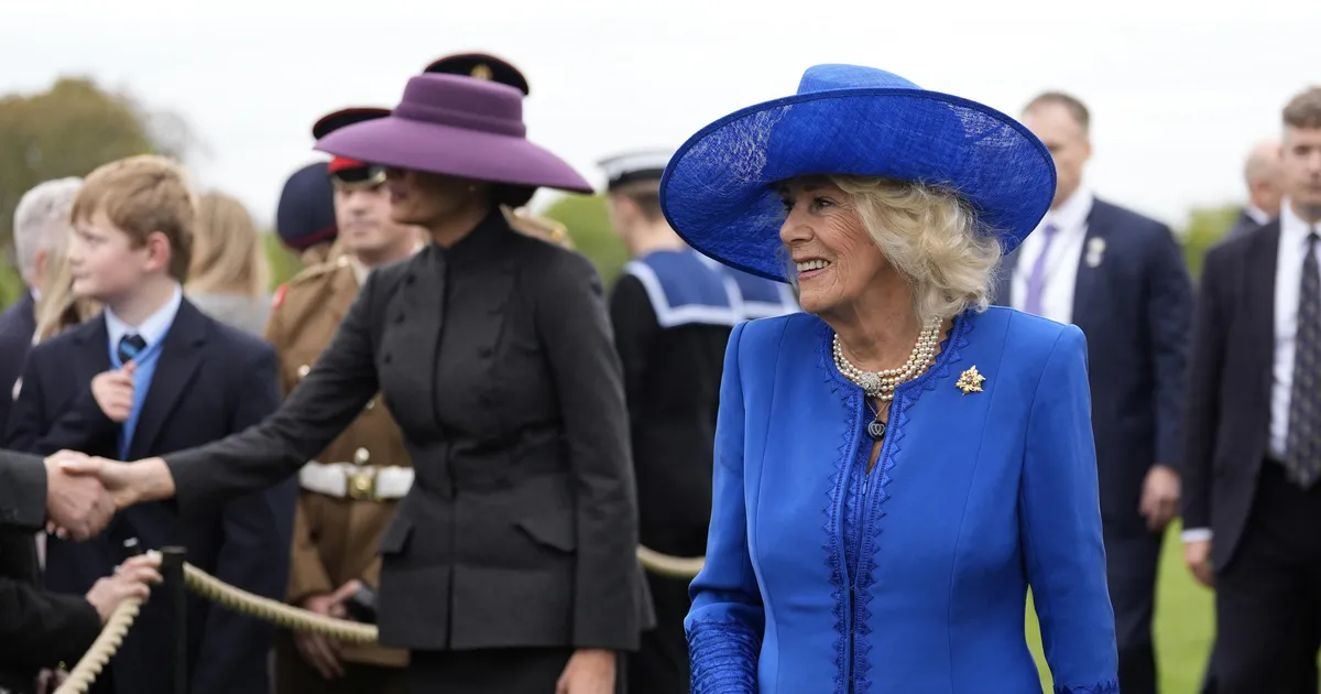 Kuninganna Camilla riietus Vatikanis tekitas netikommentaatorites imestust: kas ta tähistab paavstiga halloweeni?