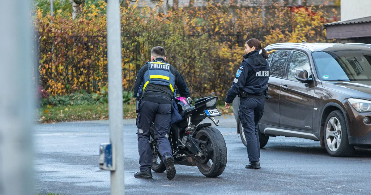 FOTOD ⟩ Mootorrattur kukkus libedal teel