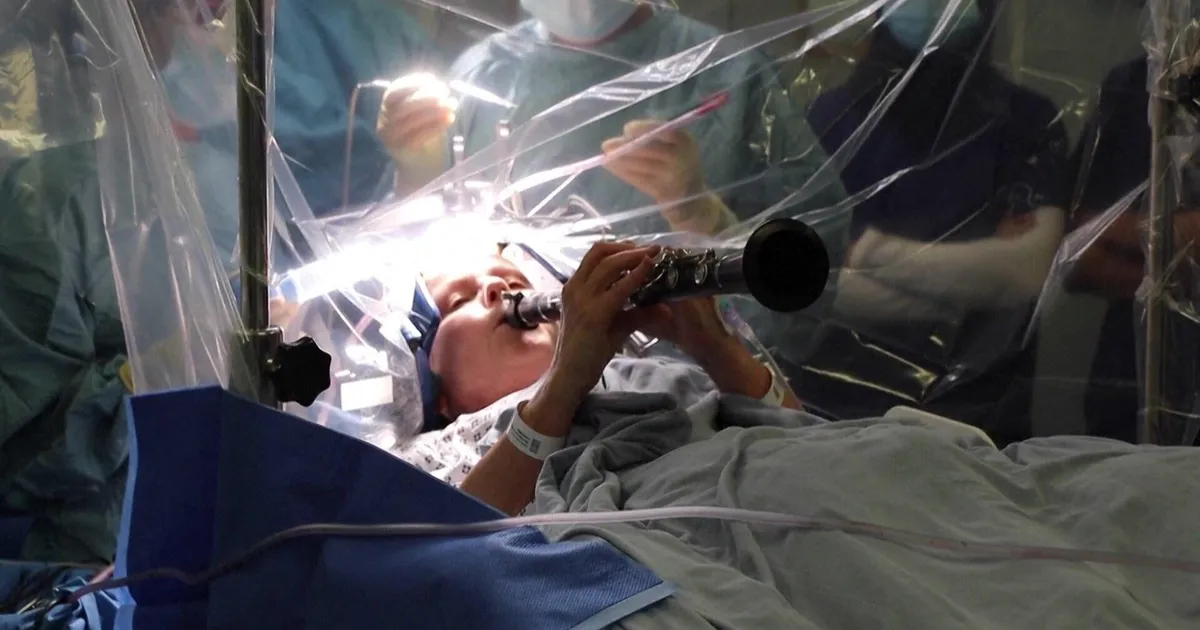 VIDEO ⟩ Seda ei juhtu iga päev: naine oli ajuoperatsiooni ajal teadvusel ja mängis klarnetit