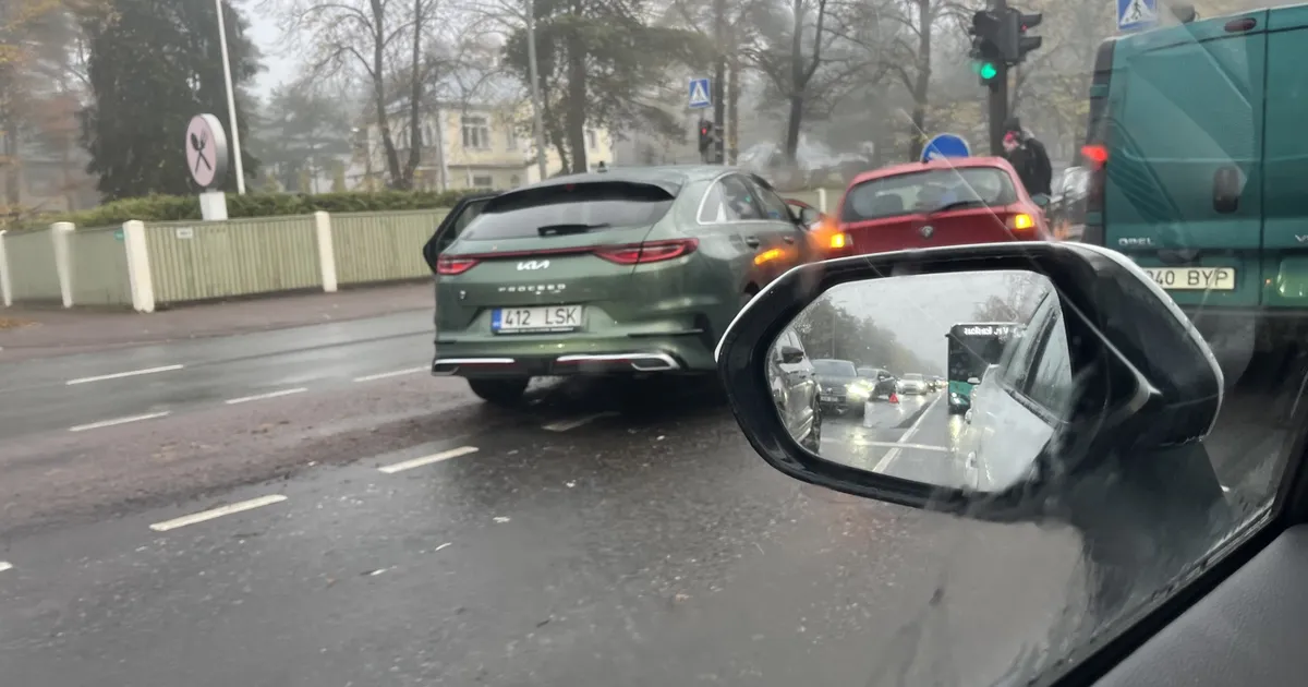 GALERII ⟩ Tallinnas Nõmmel häirib liiklust kahe auto kokkupõrge