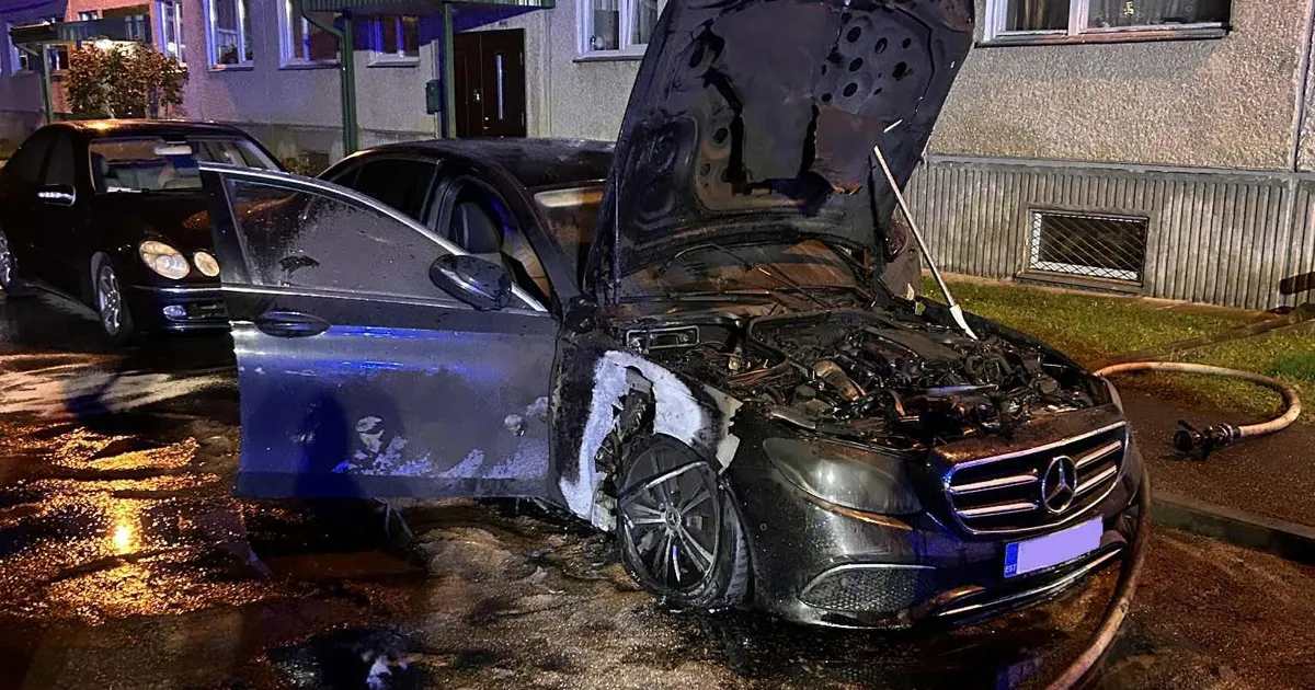 Tallinnas põles kortermaja ette pargitud auto