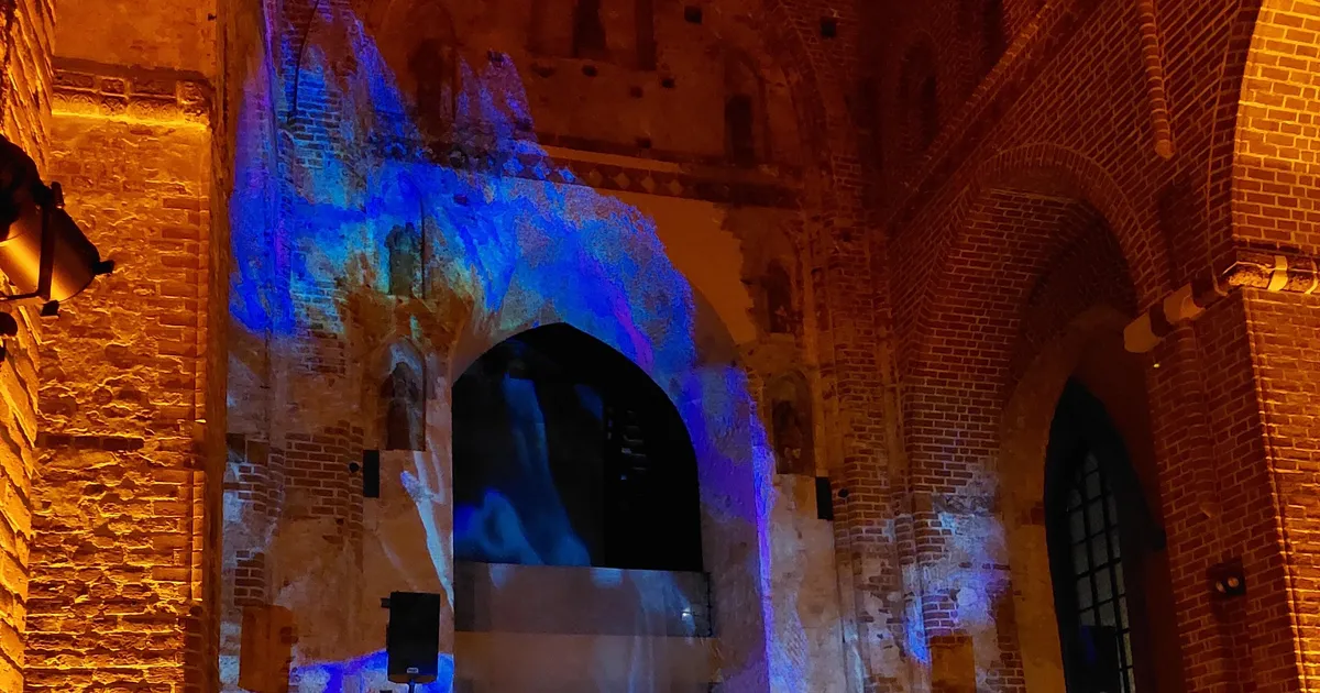 GALERII ⟩ Tartus Jaani kirikus toimunud lamamiskontserdil sai näha valgusetendust ja kuulda lummavaid helisid