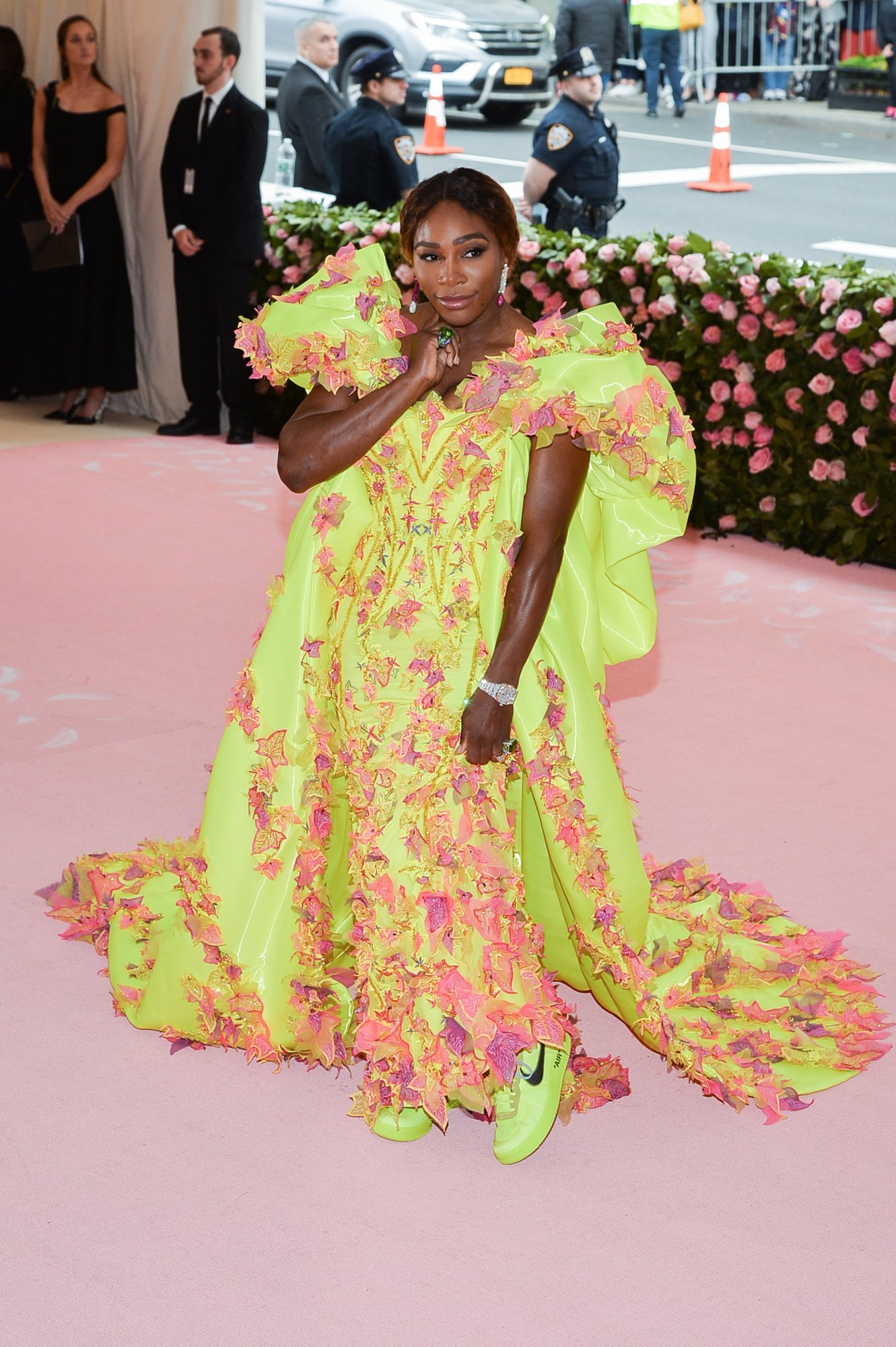 MOERUBRIIK | „Ma ei suuda kuidagi harjuda botaste pealetungiga!“ Lugeja küsib: kas sportlikud jalanõud piduliku riietuse all on tõesti okei?