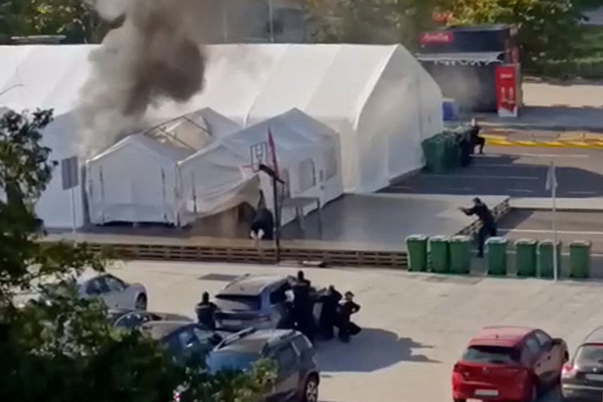 Serbia parlamendi juures toimus tulistamine ja põleng