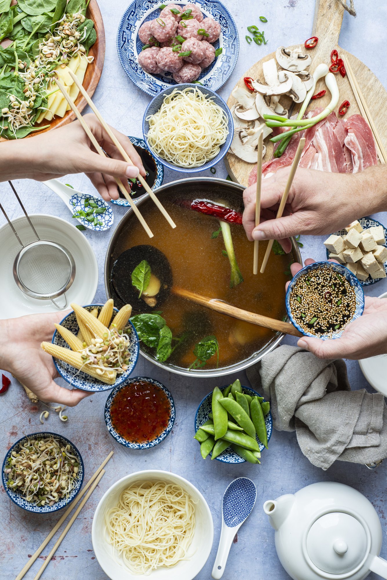 Tõsta pott puljongiga lauale ja kutsu sõbrad külla - trenditoit hot pot on imetore seltskonna ühendaja