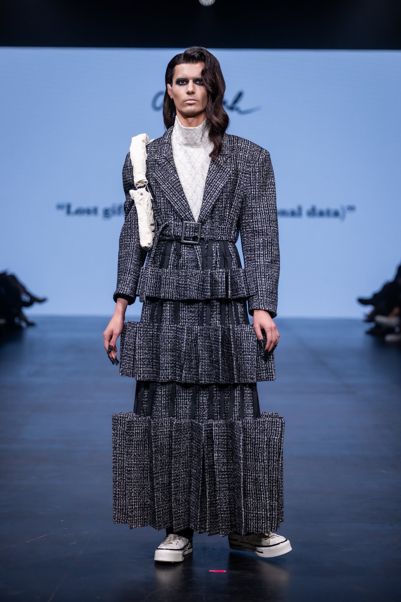 GALERII | Ajatu ilu ja kaasaegne kunst! Tallinn Fashion Week 2025 sügise finaal