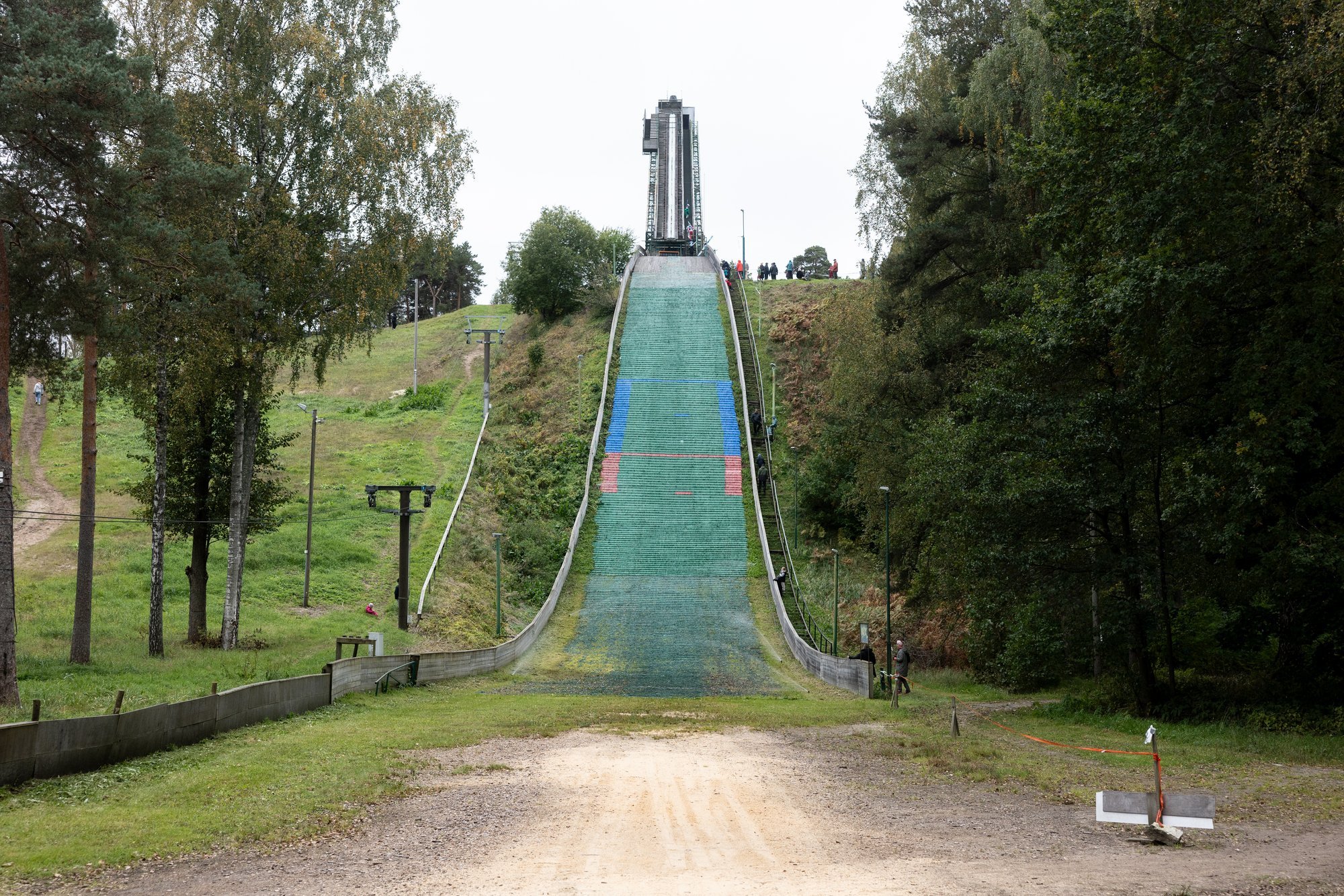 FOTOLUGU | Räämas ja lagunev Nõmme suusahüppetorn soovitakse miljonite abil ellu äratada