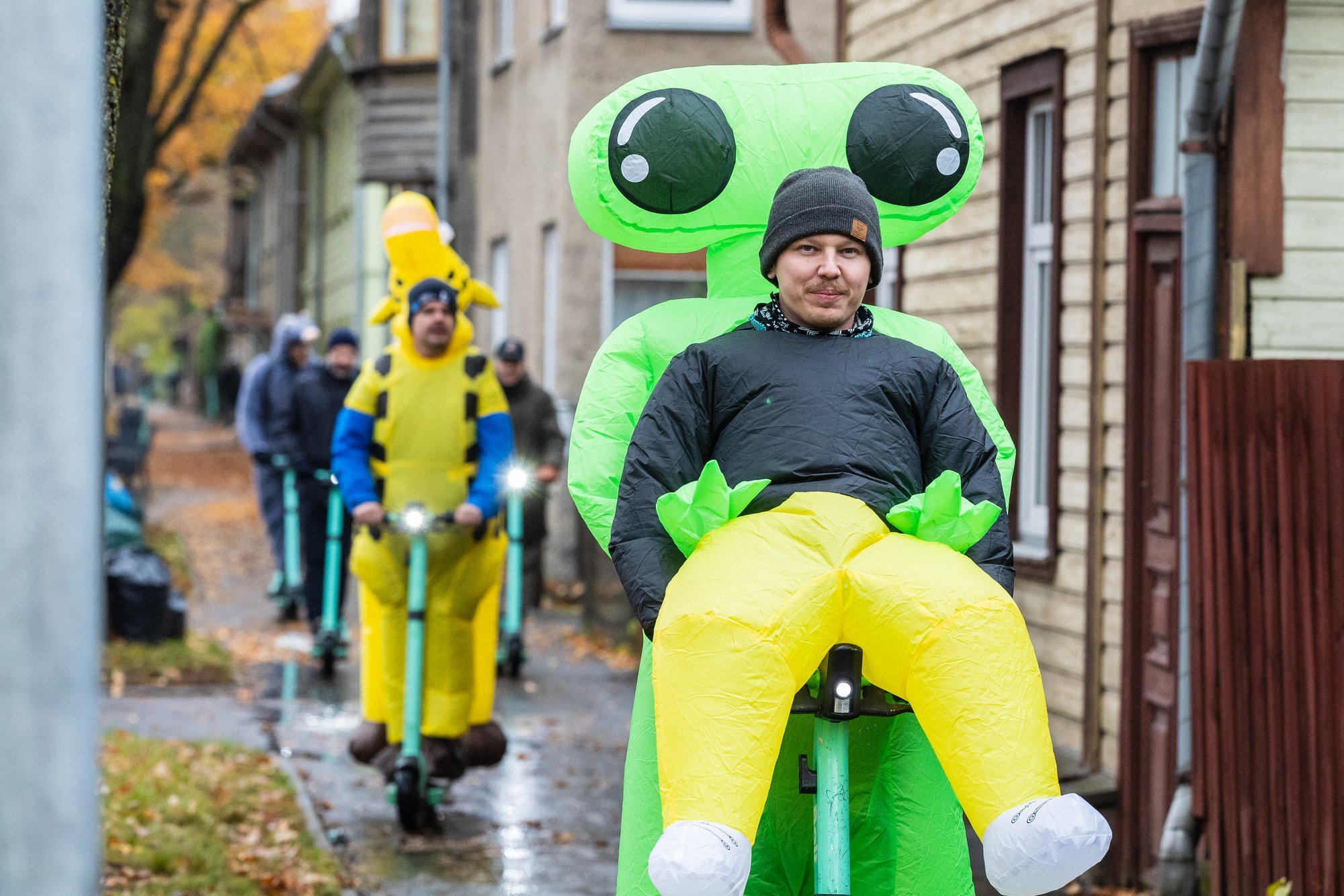 VIDEO ja FOTOD | Halloween vallutab Tartut! Kostüümides tõukeratturid tegid tiiru heade mõtete linnas