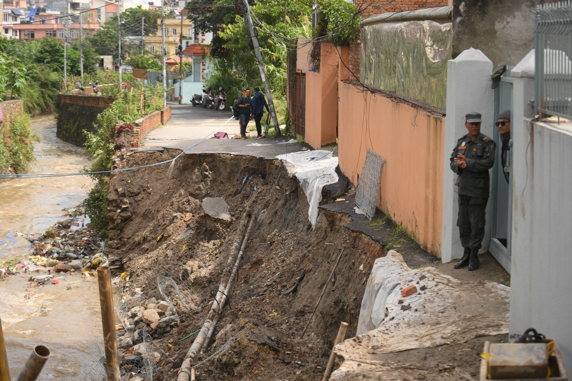 Rängad sajud Himaalajas tapsid kümneid nepaallasi, Mount Everestil on lõksus umbes 1000 mägironijat