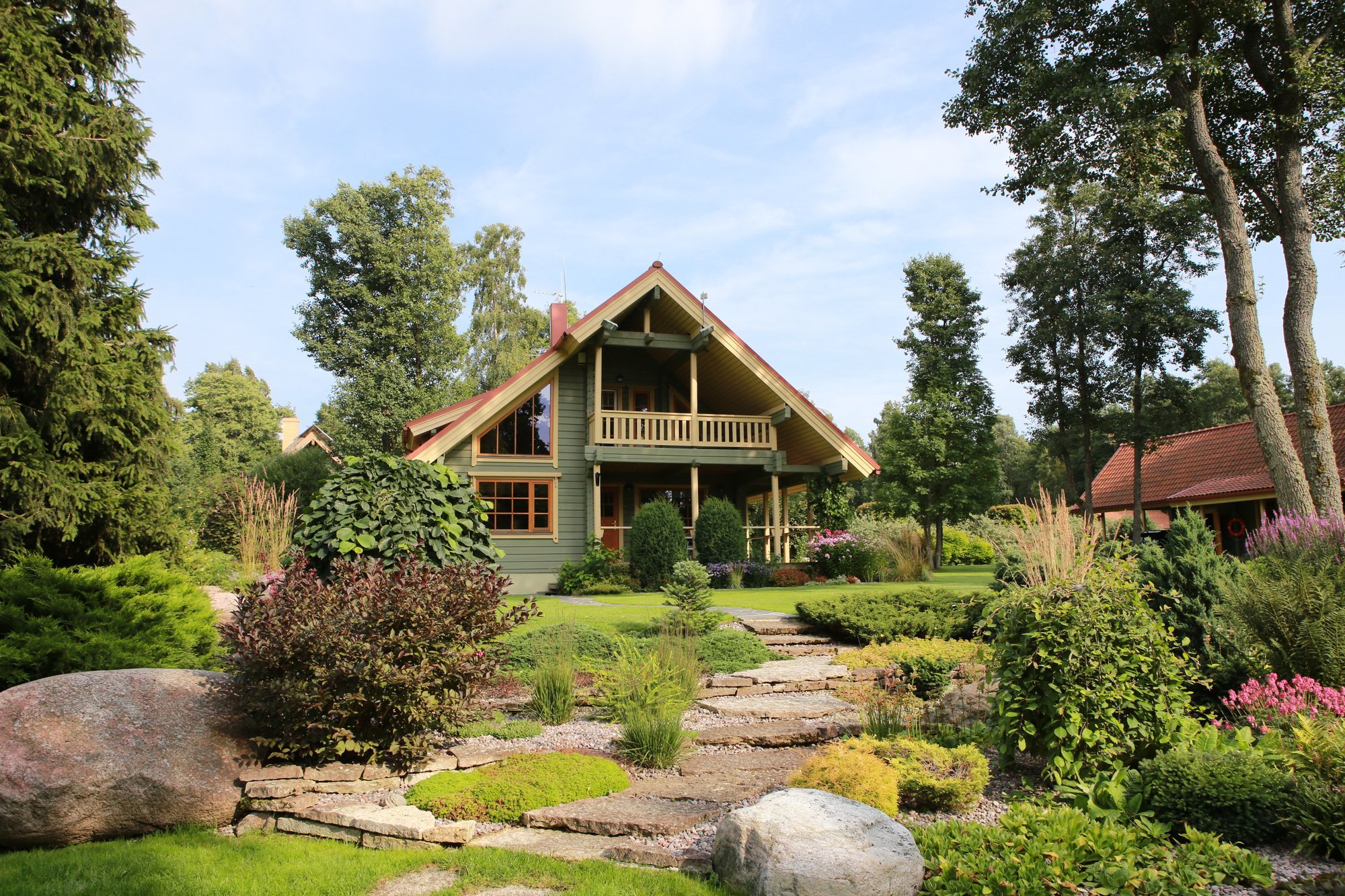 Juminda poolsaarel asuvas talus on loodud astmeline iluaed ja mõnus suvekodu