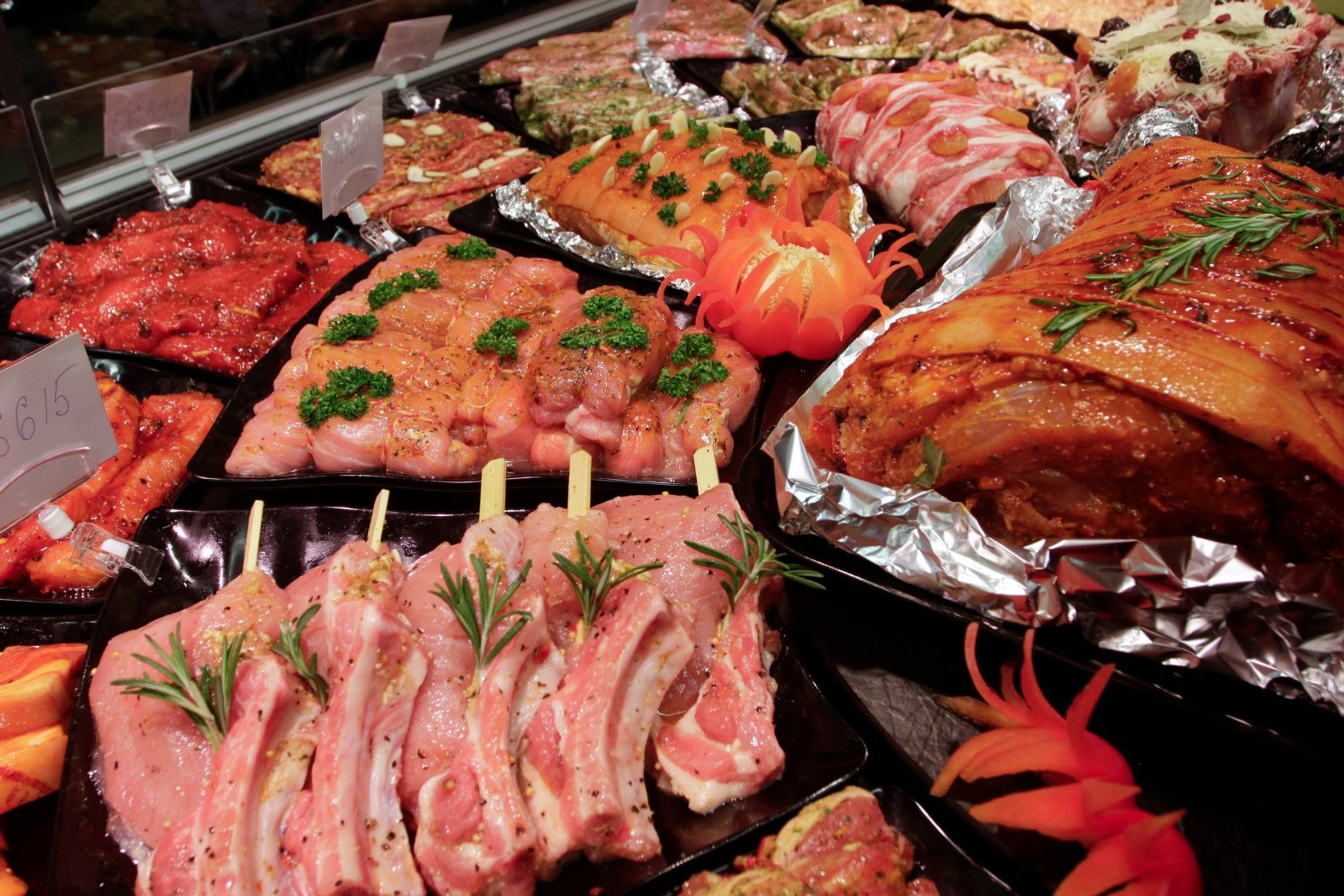 Soome toll konfiskeeris Helsingi sadamates üle 400 kilogrammi Eestist pärit keelatud lihatooteid