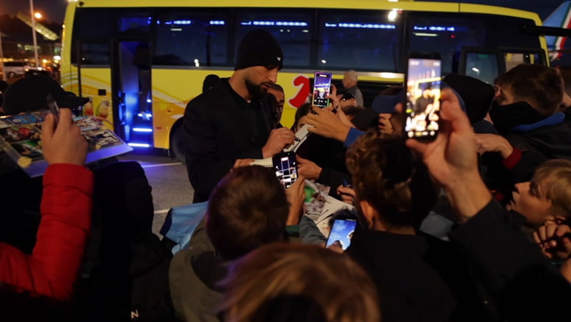 DELFI VIDEO | Itaalia täht Donnarumma jagas Eesti lastele autogramme