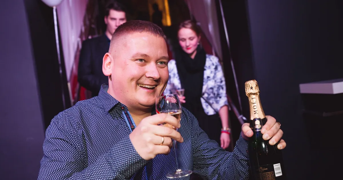 LAVALE EI JÕUDNUDKI! ⟩ Pealinna esinemisele sõitnud lembelaulik Sulo sattus haiglasse: hea Mercedes päästis