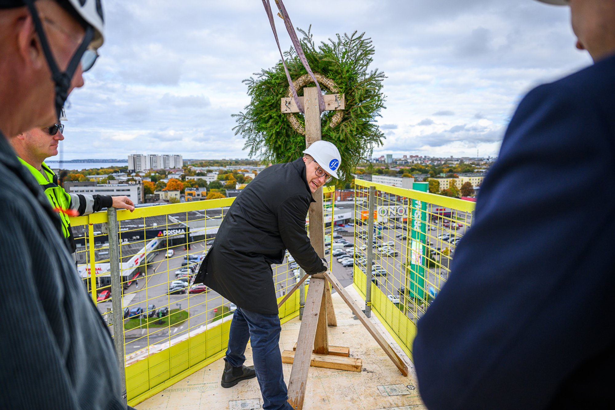 FOTOD | Eesti esimene puitkõrghoone saavutas täiskõrguse. Selgus ka märgilise maja ankurüürnik