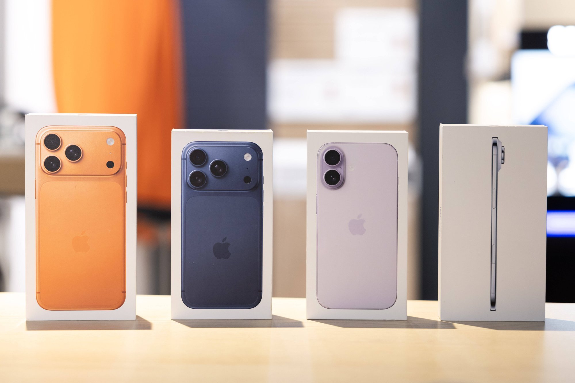 Apple pidi muutma iPhone 17 vitriinialuseid, et telefonid ei saaks poodides kahjustada