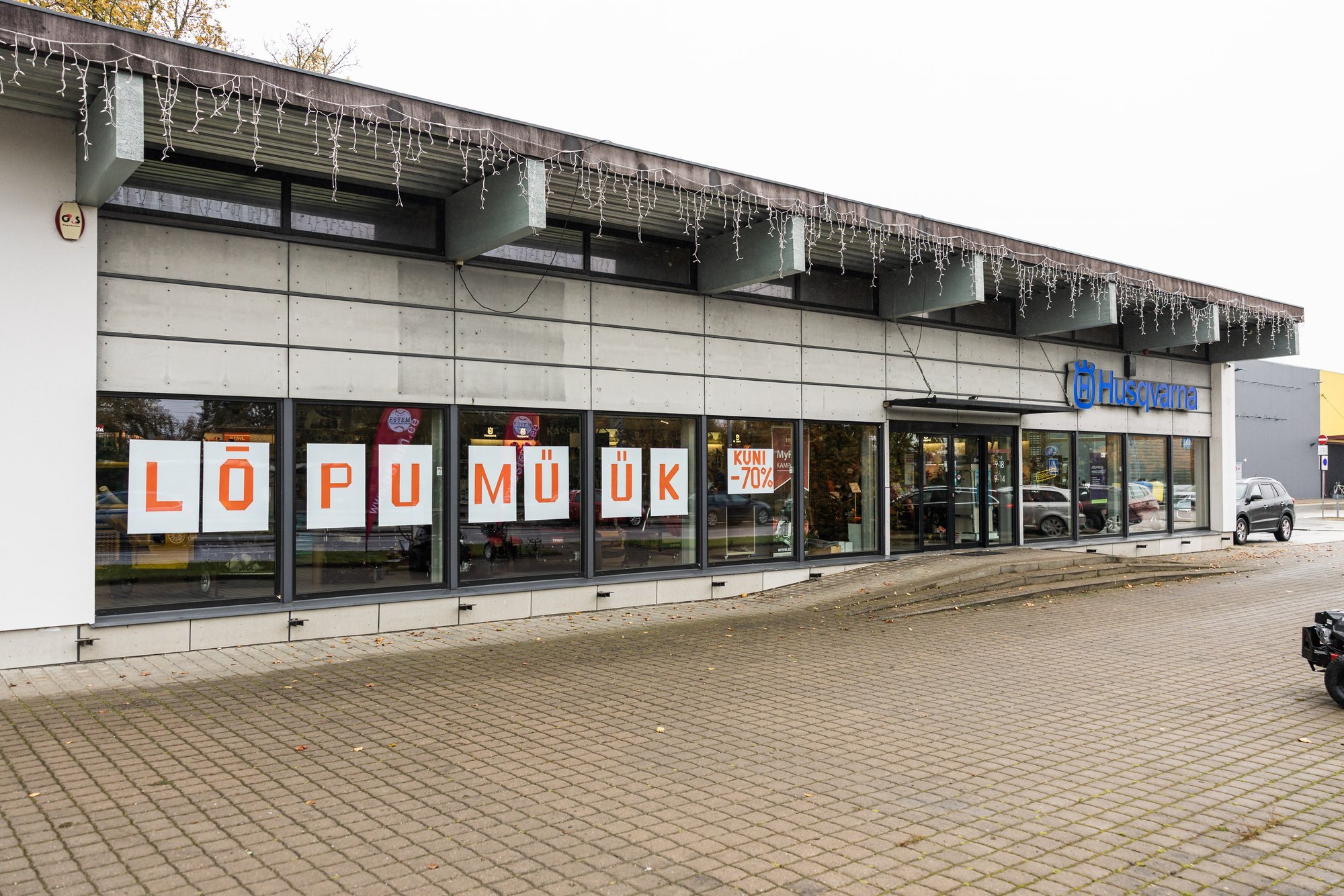 Poeaknal karjub silt „Lõpumüük“, kuid kulisside taga tehti hea tehing