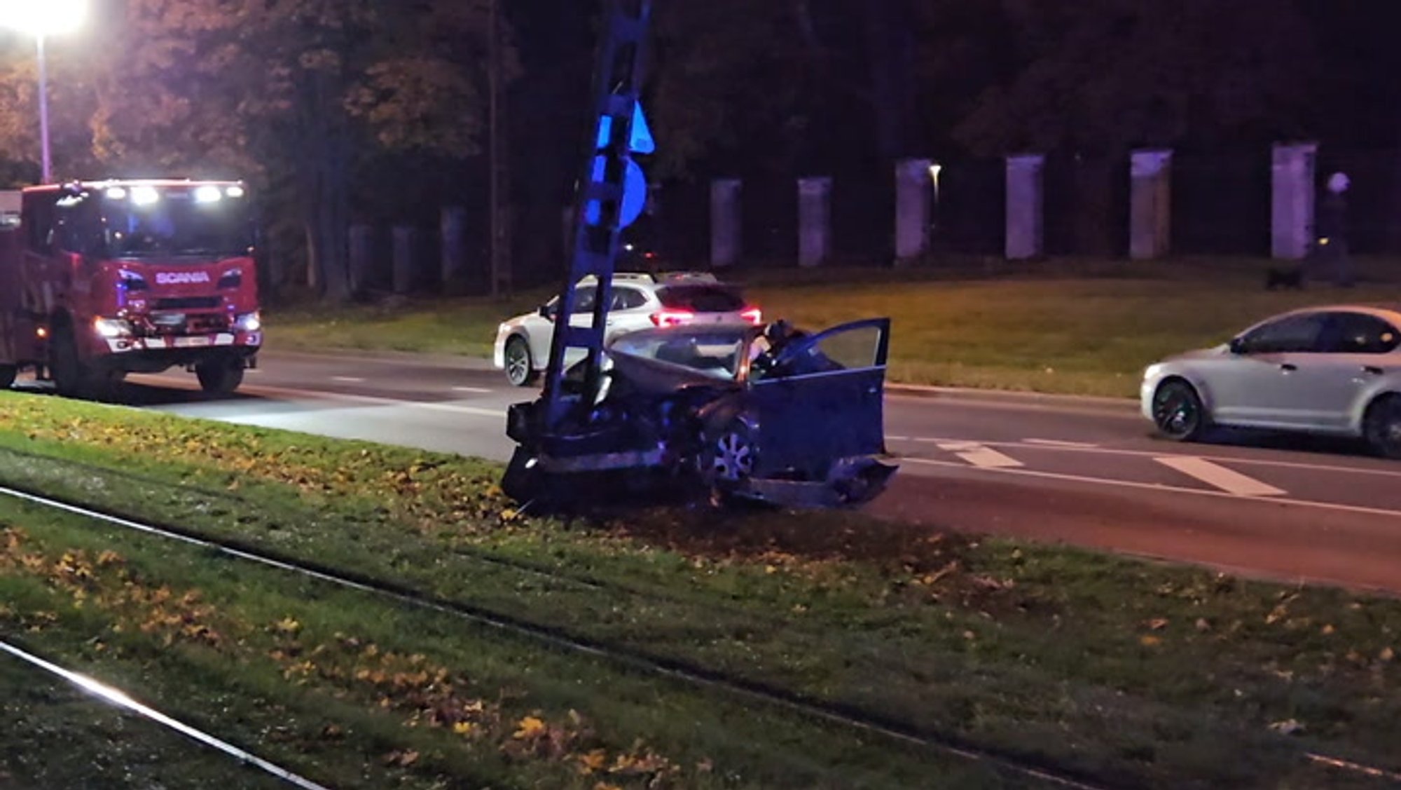 VIDEO ja FOTOD | Põhja-Tallinnas sõitis juht vastu tänavavalgustusposti