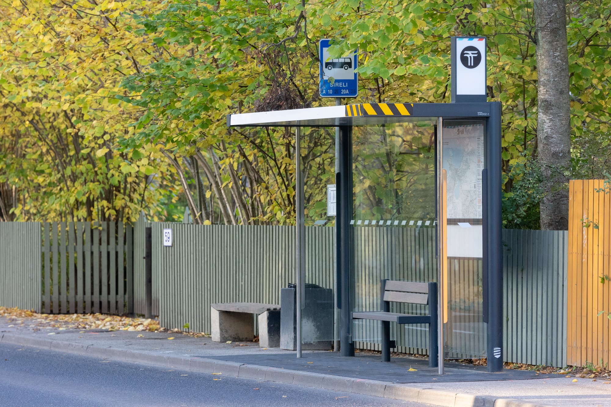 Häda Kadaka puiesteel: linnaliinibussid sõidavad oma küljepeegleid vastu ootepaviljone katki