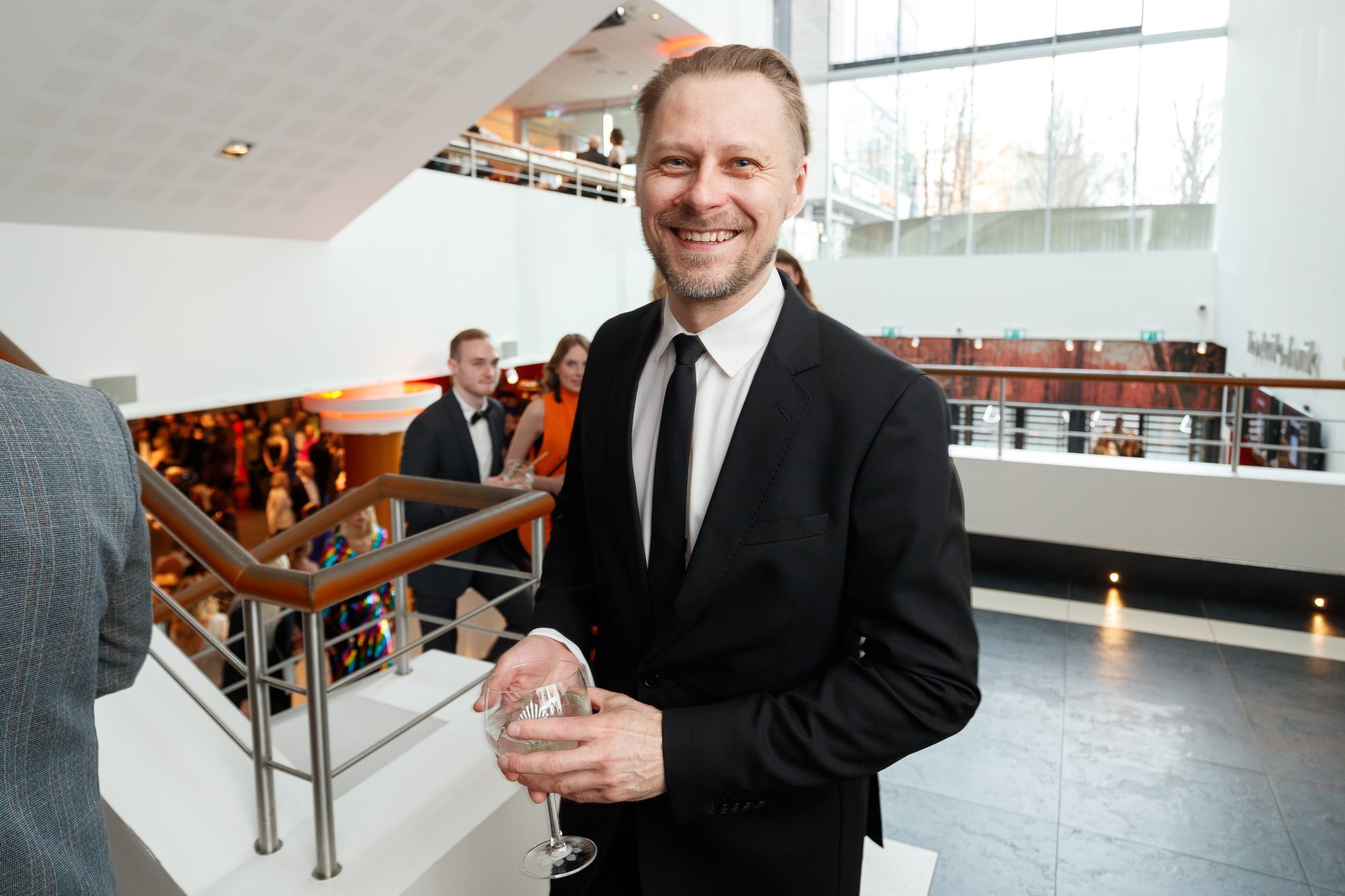 Režissöörina debüüdi teinud Tambet Tuisk: „Armukelmi“ idee sündis ajalehest järjekordset petetud inimese lugu lugedes