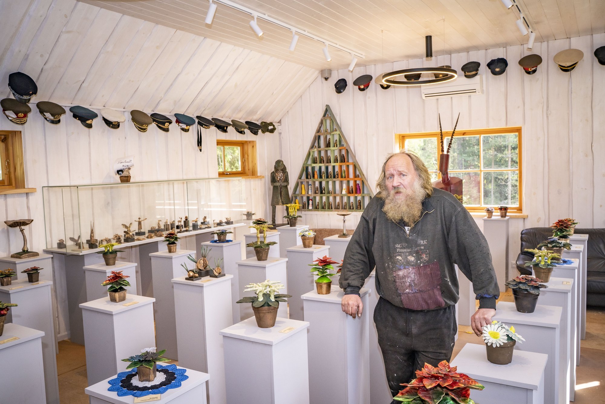 VIDEO | Seaküla Simson näitab mütsi, mida Edgar Savisaar ainult kodus julges kanda