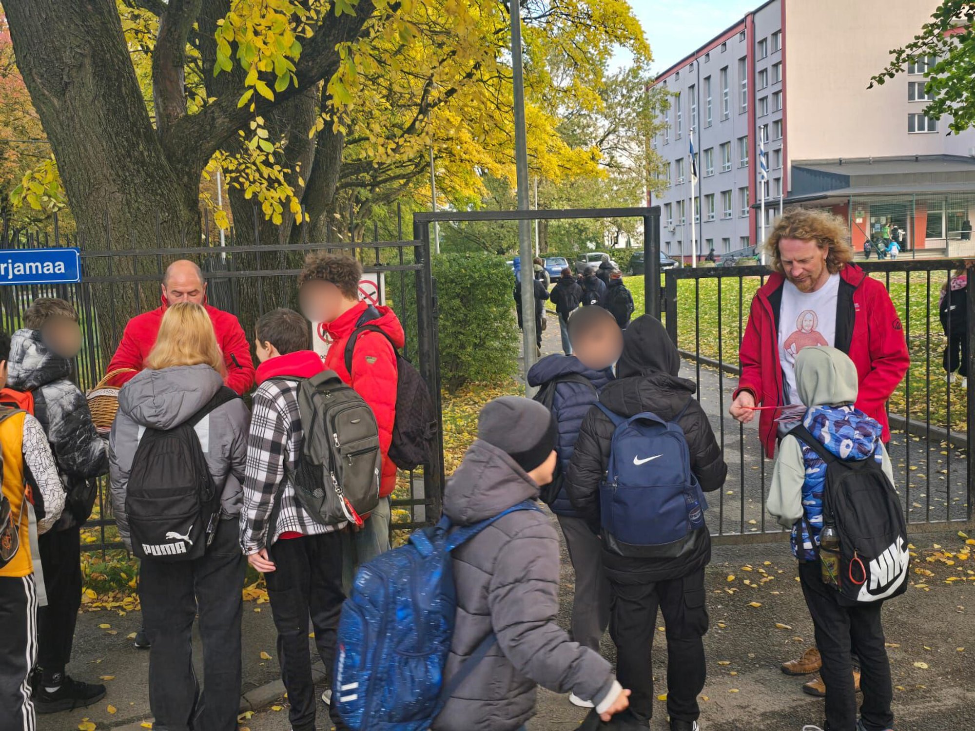 Eetiline? Sotsiaaldemokraadid tegid valimiskampaaniat kooliväravate ees