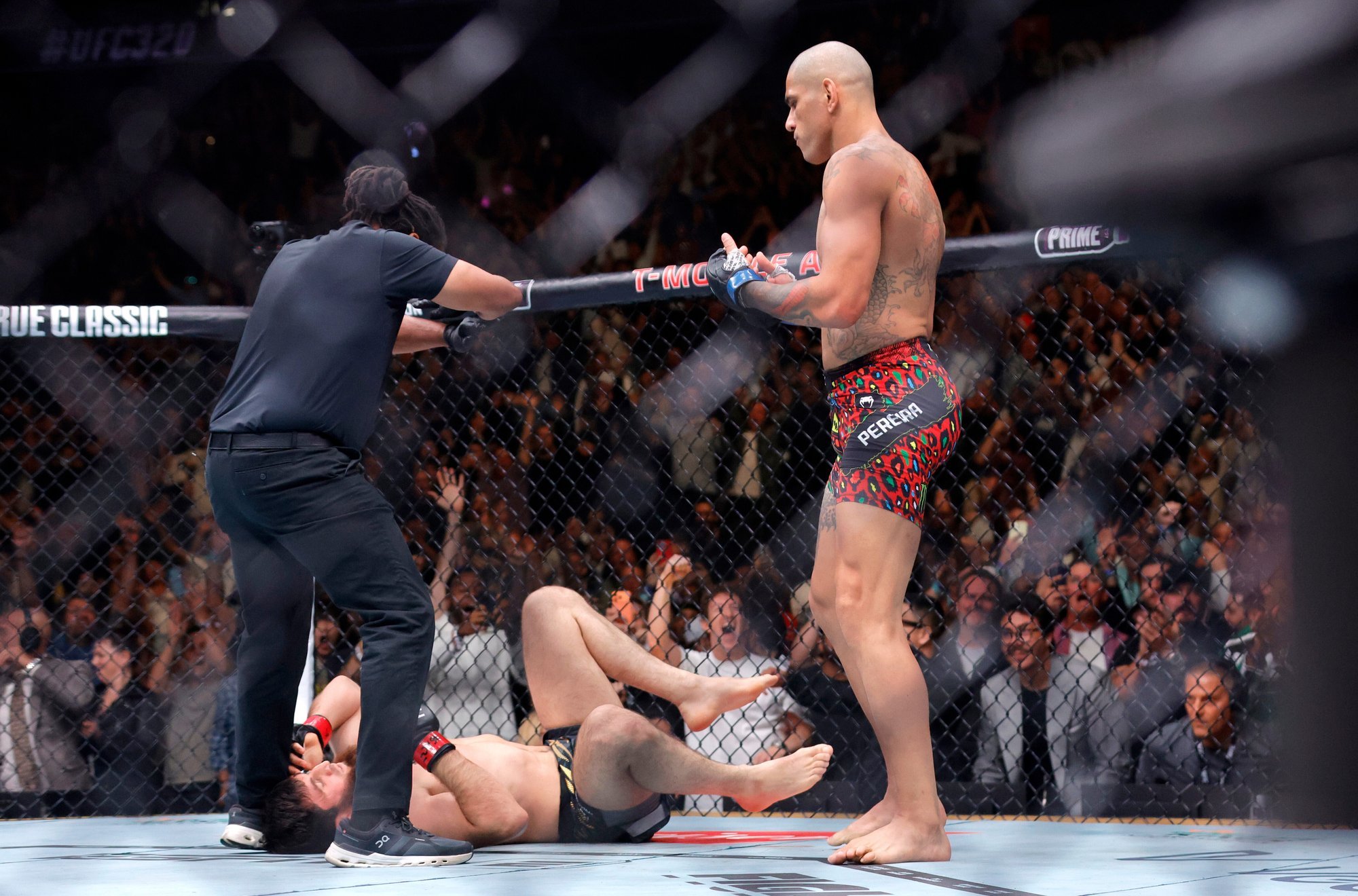 VIDEO | UFC tiitlimatšis revanši võtnud vanameister lõi karmide rusikahoopidega venelaste tähe pikali vaid 80 sekundiga