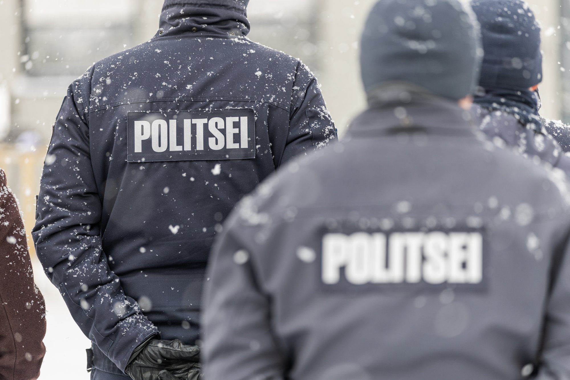 Erariides politseinikud saavad võimaluse kanda „politsei“ kirjaga käepaela