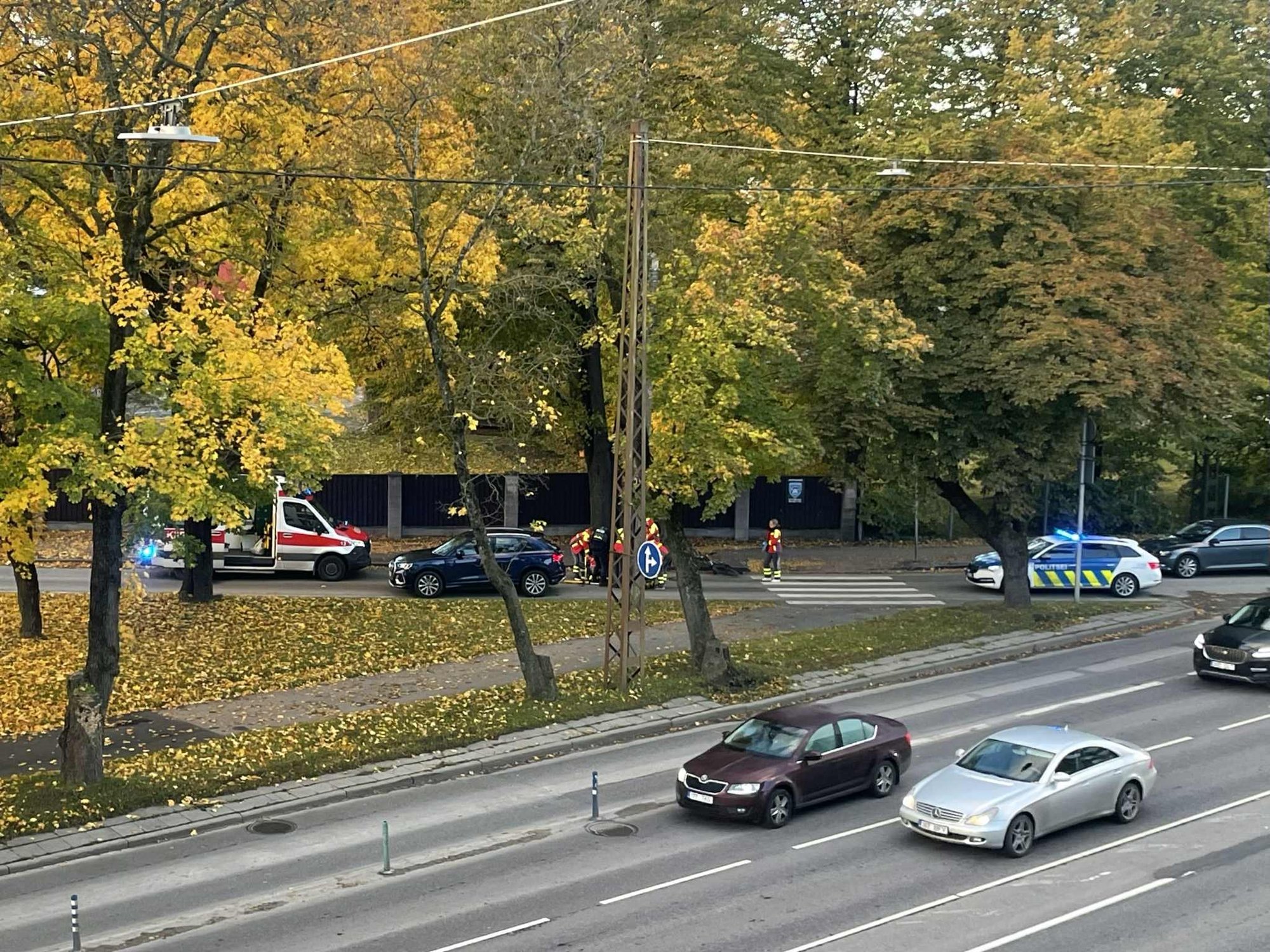 FOTO | Jalgrattur ja auto põrkasid Tallinnas ülekäigurajal kokku, rattur toimetati haiglasse